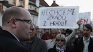 Momentka z pondělní demonstrace za Sobotku na Hradě. Pokud vás zajímá originální popisek agentury Reuters, zní: "Czech Social Democratic Party (CSSD) leader Bohuslav Sobotka (L) arrives at a protest rally by his supporters in front of the Prague Castle in Prague October 28, 2013. The Social Democrats' leadership body voted by 20 to 13 to call on chairman and candidate for prime minister Sobotka to quit after the party won only 20.5 percent of the vote. But Sobotka vowed to fight on, saying his rivals, led by deputy chairman Michal Hasek, would be under the influence of President Milos Zeman, Sobotka's longtime rival and a former Social Democrat prime minister. The banner reads: 'We do not want a betrayal from the Castle'."