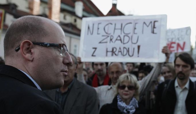 Demonstrace za Sobotku. Originální popisek: Czech Social Democratic Party (CSSD) leader Bohuslav Sobotka (L) arrives at a protest rally by his supporters in front of the Prague Castle in Prague October 28, 2013. The Social Democrats' leadership body voted by 20 to 13 to call on chairman and candidate for prime minister Sobotka to quit after the party won only 20.5 percent of the vote. But Sobotka vowed to fight on, saying his rivals, led by deputy chairman Michal Hasek, would be under the influence of President Milos Zeman, Sobotka's longtime rival and a former Social Democrat prime minister. The banner reads: "We do not want a betrayal from the Castle".