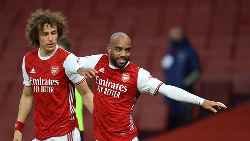 Alexandre Lacazette a David Luiz slaví gól Arsenalu.