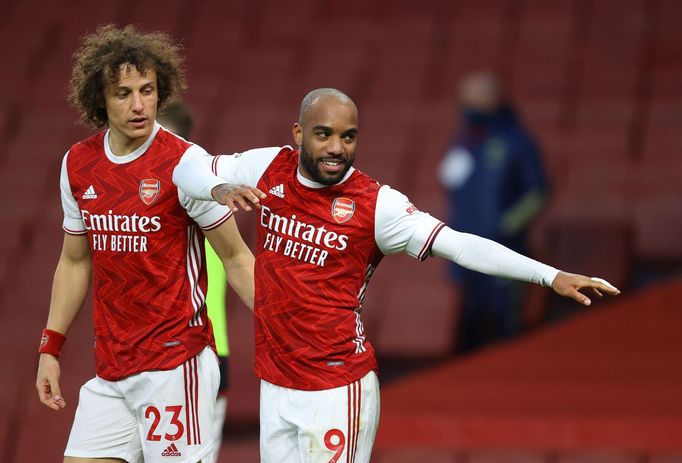 Alexandre Lacazette a David Luiz slaví gól Arsenalu.