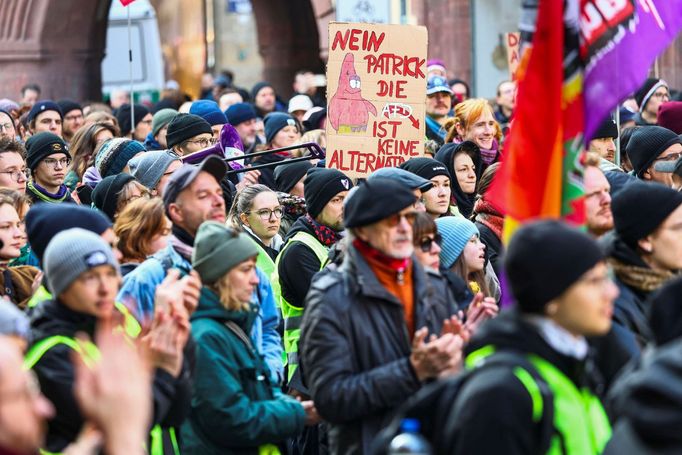 Více než čtvrt milionu Němců protestovalo proti spolupráci demokratických politiků se stranou AfD, která je označovaná za pravicově populistickou až krajně pravicovou.