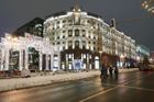 V Moskvě chybí sníh, vedení města jej proto nechalo do centra dovézt