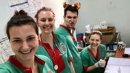 Marie je studentkou 3. lékařské fakulty UK. Spolu se třemi dalšími spolužáky (zleva: Marie, Lucie, Tomáš a Danka) pomáhali v české Kouzelné dětské nemocnici a porodnici Whisper v Ugandě.