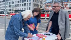 Jana Maláčová a Lubomír Zaorálek při zastavování lidí na pražském Smíchově, kde se jich ptali, jestli jsou pro bydlení, nebo zbrojení