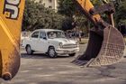 Peugeot chtěl ale také trochu vtipně upozornit na to, že vloni koupil od indické společnosti Hindustan Motors automobilovou značku Ambassador. Tento model se v Indii prodával od roku 1958 a jezdily v něm tamní nejvlivnější osobnosti.