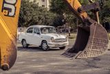 Peugeot chtěl ale také trochu vtipně upozornit na to, že vloni koupil od indické společnosti Hindustan Motors automobilovou značku Ambassador. Tento model se v Indii prodával od roku 1958 a jezdily v něm tamní nejvlivnější osobnosti.