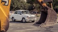 Peugeot chtěl ale také trochu vtipně upozornit na to, že vloni koupil od indické společnosti Hindustan Motors automobilovou značku Ambassador. Tento model se v Indii prodával od roku 1958 a jezdily v něm tamní nejvlivnější osobnosti.