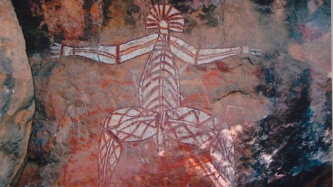 Aboriginské skalní umění zobrazující Nabulwinjbulwinje, nebezpečného ducha, který pojídá ženy, umístěné v Národním parku Kakadu na území severní Austrálie.