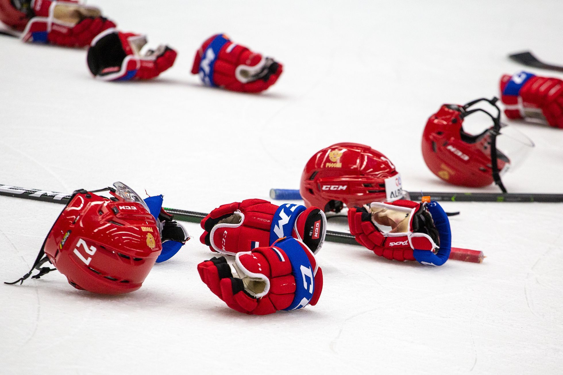 Hokejové MS juniorů 2020 v Ostravě, finále Kanada - Rusko: Odložené rukavice a helmy zklamaných Rusů
