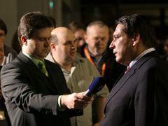 Znovuzvolený Jiří Paroubek při rozhovoru s novináři.