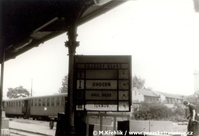 První červencový den roku 1972 vyjel z Denisova nádraží na pražském Těšnově poslední vlak. O třináct let později proměnili pyrotechnici budovu na suť.