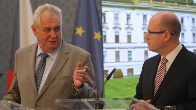 Miloš Zeman s Bohuslavem Sobotkou na dřívější návštěvě Úřadu vlády.