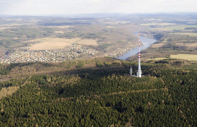 Na snímku: Letecký pohled na televizní vysílač Cukrák