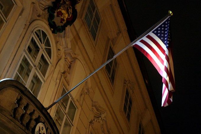 Americká vlajka na budově ambasády ani nehnula brvou.