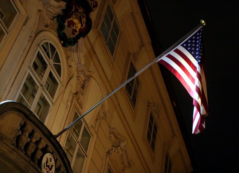 Americká vlajka na budově ambasády