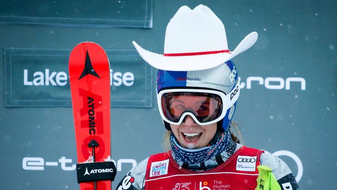 Takhle loni Ester Ledecká slavila v Lake Louise premiérový triumf v lyžařském Světovém poháru
