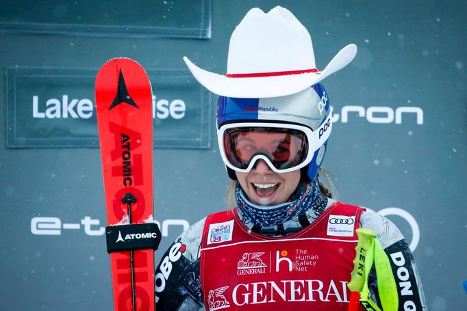 Ester Ledecká v cíli vítězného sjezdu Světícího poháru v Lake Louise