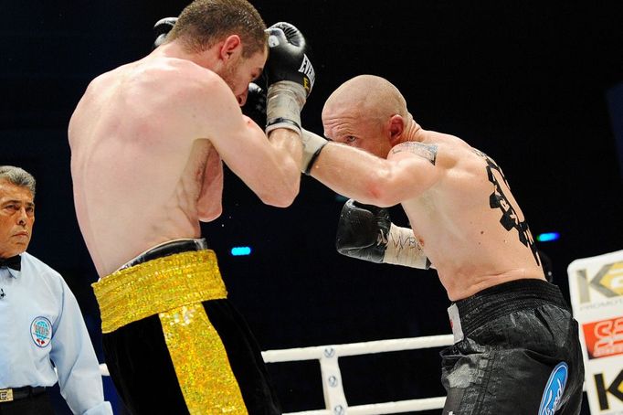 Český boxer Lukáš Konečný v prohraném souboji o titul Mistra světa v lehké střední váze WBO s Čečencem Zaurbekem Bajsangurovem.