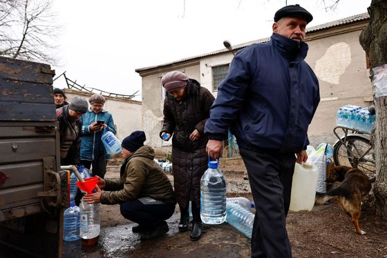 Obyvatelé Časiv Jaru plní lahve pitnou vodou.