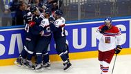 Hned v prvním duelu se Slováky se zranil obránce Roman Polák (vpravo). Bek St. Louis Blues zamířil po zákroku Karola Slobody přímo na vyšetření do nemocnice. Tam potvrdili pochroumané rameno, které znamenalo konec jeho účasti na MS.