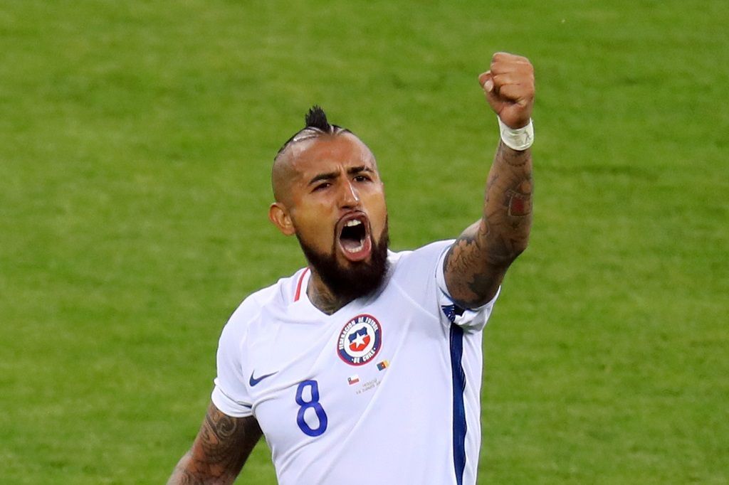 Arturo Vidal slaví branku v utkání poháru FIFA mezi Chile a Kamerunem