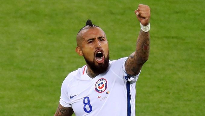 Arturo Vidal slaví branku v utkání poháru FIFA mezi Chile a Kamerunem