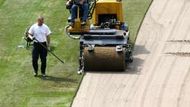 Dělníci pokládají nový trávník na berlínský Olympijský stadion, který bude hostit fotbalové MS.