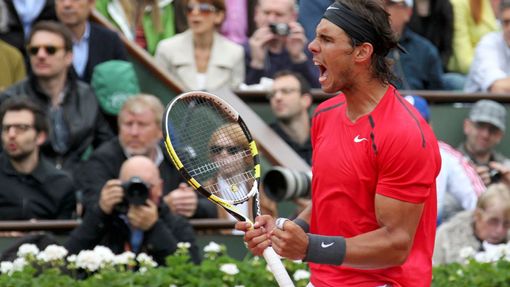 Rafael Nadal se raduje z vítězství v prvním setu nad Novakem Djokovičem během finále French Open 2012.