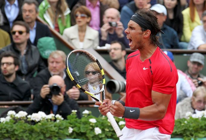 Rafael Nadal se raduje z vítězství v prvním setu nad Novakem Djokovičem během finále French Open 2012.