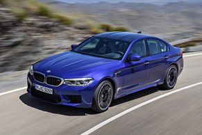 BMW má rodinný supersport. Nová M5 pokoří stovku za 3,4 vteřiny a pohodlně zvládne cestu k moři