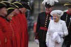 Oslavenkyně přichází na svou loď. Alžběta II. vládne už 60 let a na druhý den čtyřdenní slavnosti zvolila bílé šaty i doplňky.