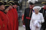 Oslavenkyně přichází na svou loď. Alžběta II. vládne už 60 let a na druhý den čtyřdenní slavnosti zvolila bílé šaty i doplňky.