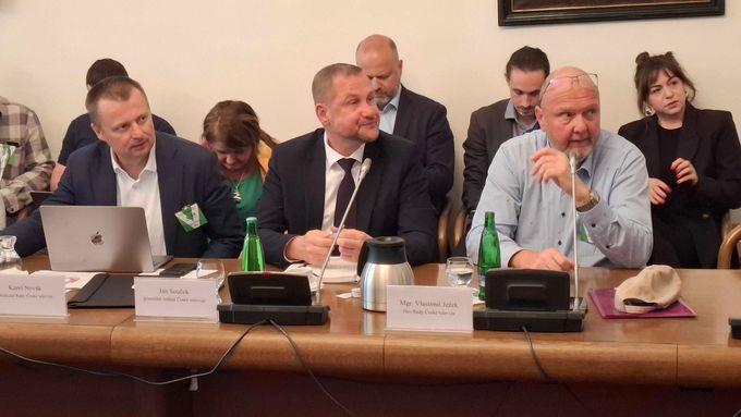 Poslanci na mediálním výboru sněmovny zpovídali v úterý šéfa ČT Jana Součka (uprostřed, mezi předsedou Rady ČT Karlem Novákem vlevo a radním Vlastimilem Ježkem vpravo).