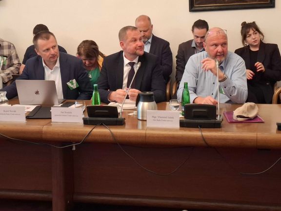 Poslanci na mediálním výboru sněmovny zpovídali v úterý šéfa ČT Jana Součka (uprostřed, mezi předsedou Rady ČT Karlem Novákem vlevo a radním Vlastimilem Ježkem vpravo).