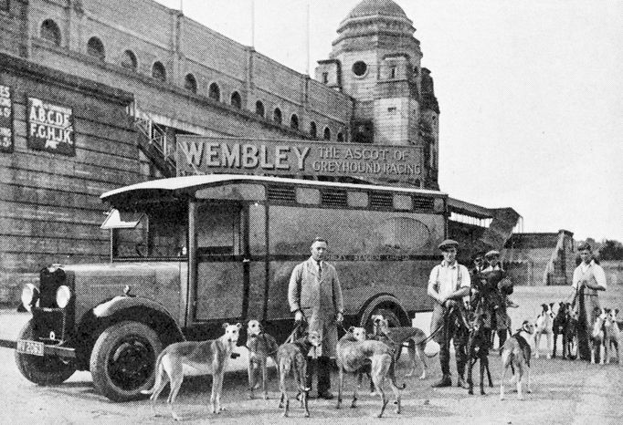 Závodní chrti před stadionem Wembley v roce 1932