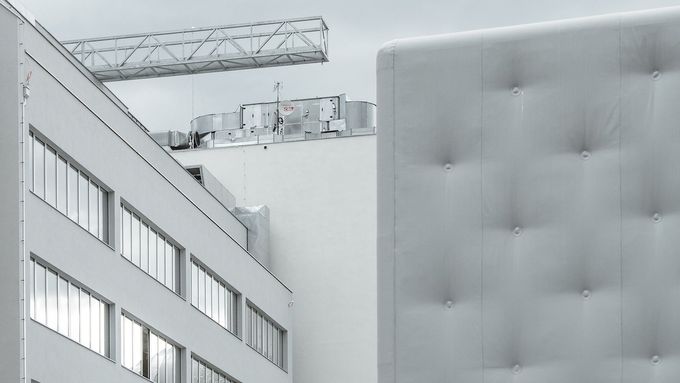Fotky: Nový sál Doxu má připomínat sedačku. Na jeho střeše je trávník a rampa pro akrobaty