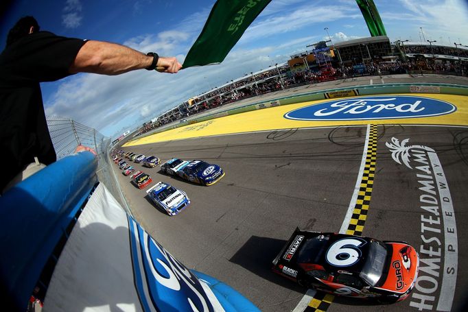 Marcos Ambrose na startu závodu Ford EcoBoost 400 na oválu Homestead-Miami Speedway.