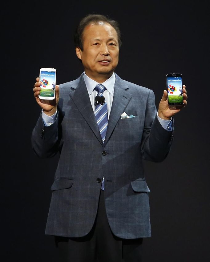 JK Shin, President and Head of IT and Mobile Communication Division, holds Samsung Electronics Co's latest Galaxy S4 phones during its launch at the Radio City Music Hall in New York March 14, 2013. Samsung Electronics Co on Thursday premiered its latest flagship phone, the Galaxy S4, which sports a bigger display and unconventional features such as gesture controls and will spearhead its effort to challenge Apple Inc on its home turf. REUTERS/Adrees Latif (UNITED STATES - Tags: BUSINESS SCIENCE TECHNOLOGY TELECOMS) Published: Bře. 15, 2013, 2:24 dop.