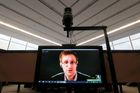 Uznejte Snowdenův přínos demokracii, vyzývají spisovatelé