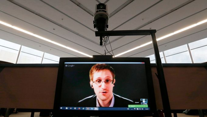 Edward Snowden mluví prostřednictvím videopřenosu na konferenci ve Štrasburku.