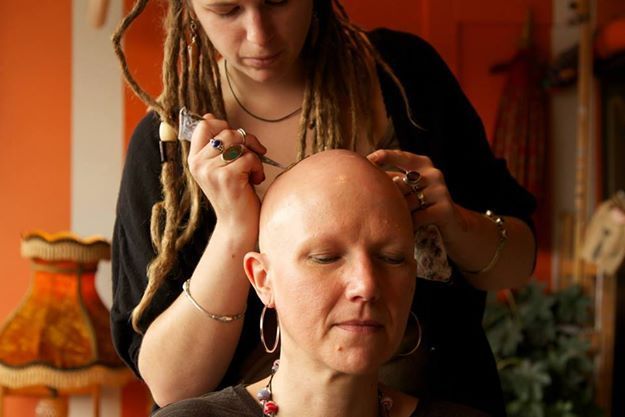 Onkologičtí pacienti se tetují hennou