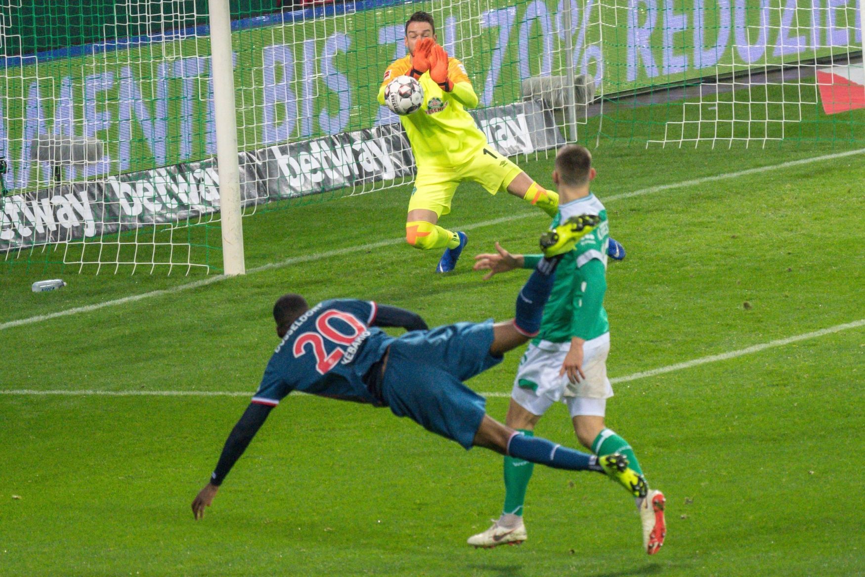 Brankář Werderu Brémy Jiří Pavlenka zasahuje v zápase s Düsseldorfem