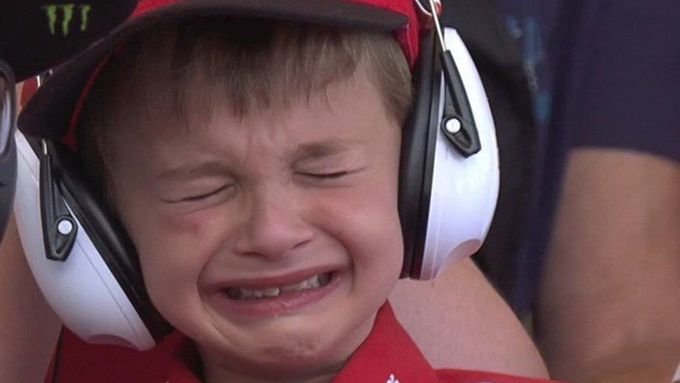 Od slz k úsměvu. Malý fanoušek Ferrari nejdřív oplakal vyřazení Kimiho Räikkönena z GP Španělska, aby se s ním pak osobně setkal v pedoku.