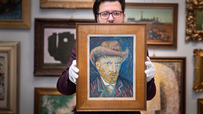 Do dražby putují dva Havlovy obrazy z 50. let. Obraz nazvaný Autoportrét Vincenta van Gogha, který je volnou variací na jeden z výtvarníkových slavných autoportrétů, má vyvolávací cenu 400 tisíc korun