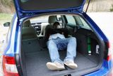 Udělá to sice jen málokdo, ale náš praktický test dokázal, že i dospělí muži mohou uvnitř vozu přespat.