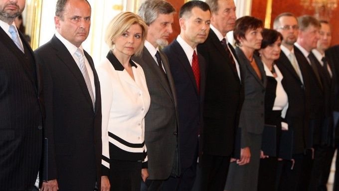 Do ministerských křesel usedli před pěti měsíci, kdy je jmenoval prezident Václav Klaus
