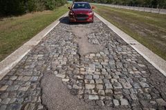 Konec trápení s výmoly na silnicích? Ford vyvíjí systém, který by před nimi řidiče varoval