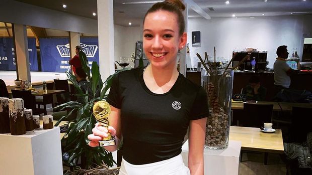 Třináctiletá dívka překonala Federera s Djokovičem, lidé ji obviňují z podvodu