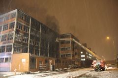 Požárem zničenou budovu ve zlínském Svitu čeká demolice