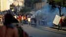 Demonstranti v Bejrútu házeli kameny na příslušníky bezpečnostních složek, kteří zablokovali ulice vedoucí k libanonskému parlamentu.